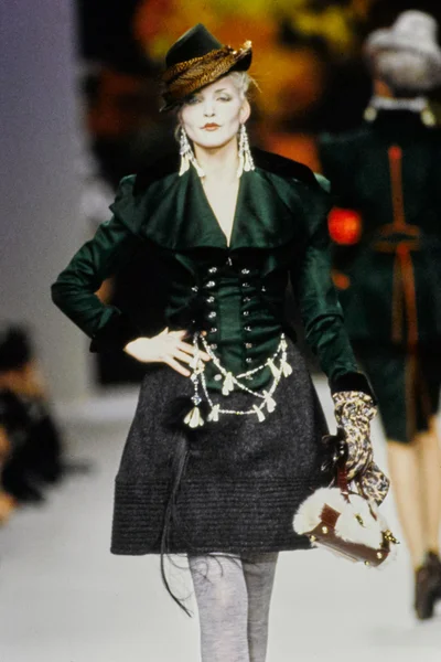 Look 17